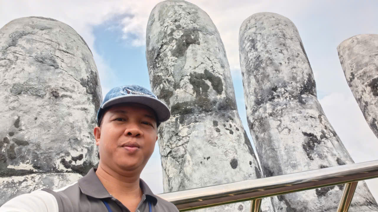 Viet Nguyen taking a selfie at Golden Bridge during a Ba Na Hills Private Tour from Da Nang