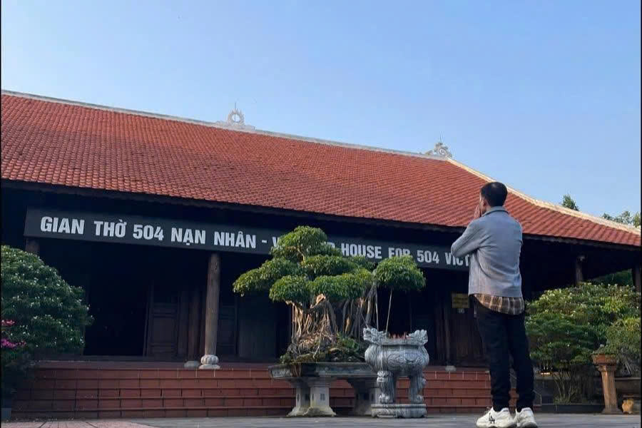 Guest paying respects at the Memorial House honoring the 504 victims during a My Lai Tour from Hoi An or Da Nang