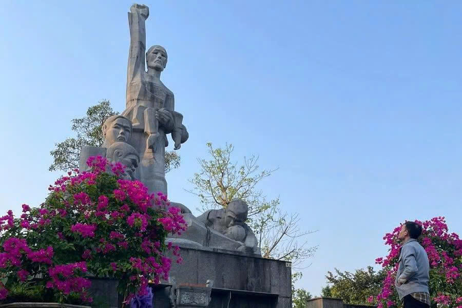Guest paying respects at the Son My Memorial during a My Lai Tour from Hoi An or Da Nang
