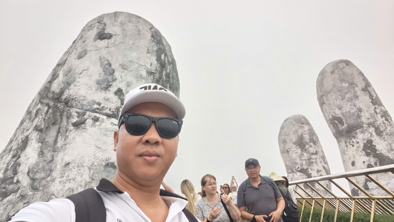 Selfie with tour guide and guests on Golden Bridge, Ba Na Hills Da Nang