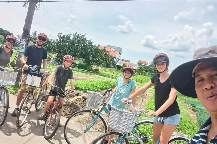 Viet Nguyen taking a selfie with guests at Tra Que Vegetable Village in Hoi An