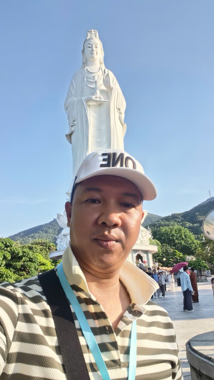 Viet Nguyen taking a selfie with guests in front of the Lady Buddha Statue at Linh Ung Pagoda on Son Tra Peninsula, Da Nang.