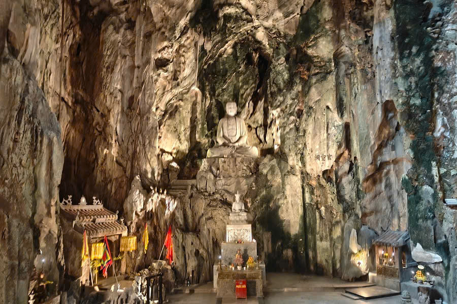 Huyen Khong Cave inside Marble Mountains