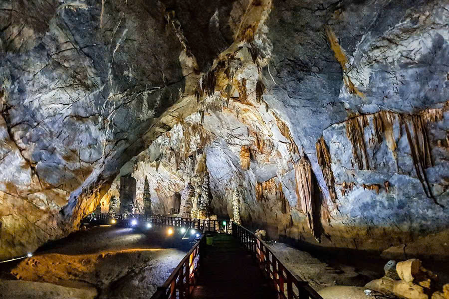 Amazing stalactites and stalagmites inside Paradise Cave in Phong Nha