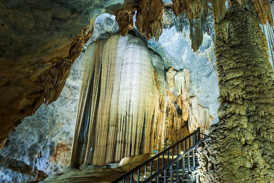 Amazing rock formations inside Thien Duong Cave in Phong Nha
