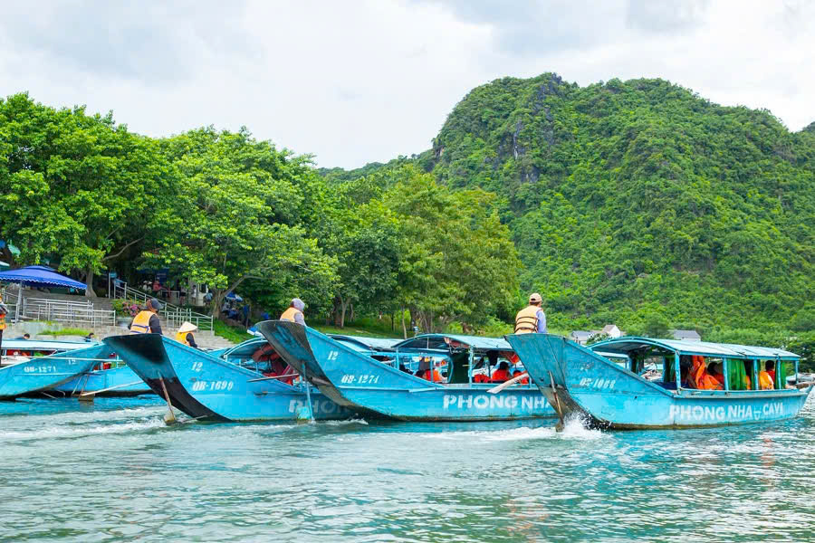 Son River boat cruise carrying tourists to Phong Nha Cave