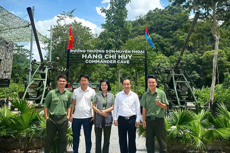 Tourists taking photos at the Hang Chi Huy entrance in Phong Nha