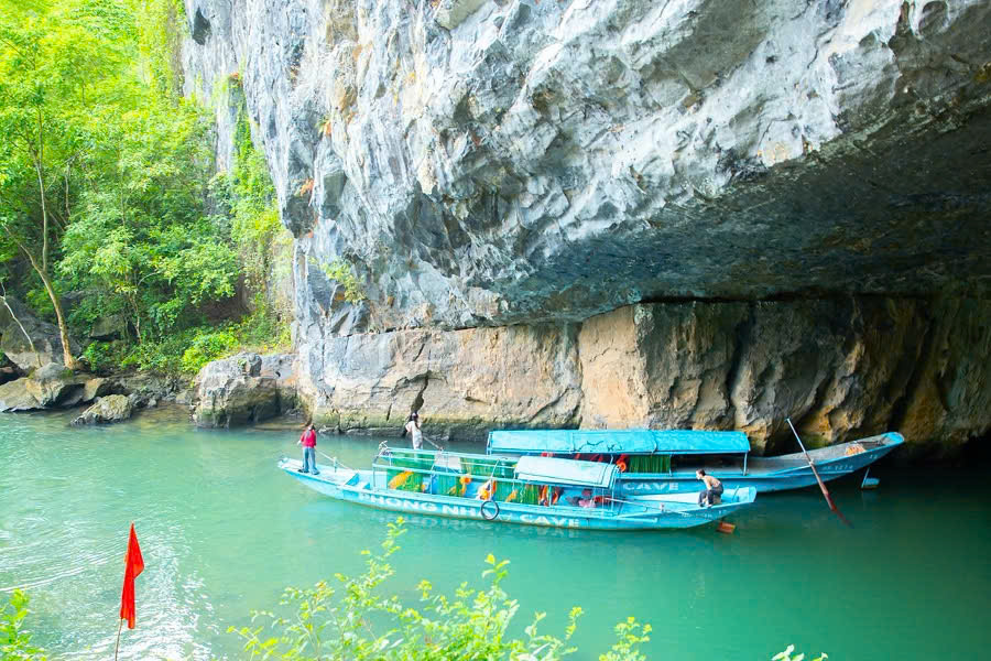 Boat on the Son River at the entrance of Phong Nha Cave in Quang Binh
