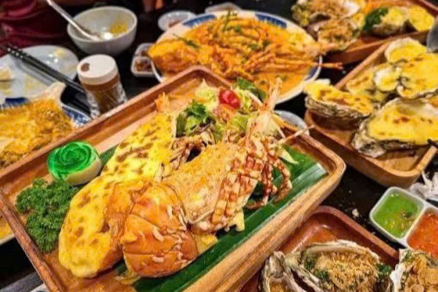 Vietnamese food and seafood in Da Nang