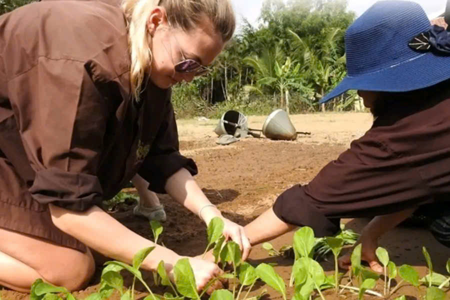 Guest learning to grow herbs at Tra Que Vegetable Village, Hoi An
