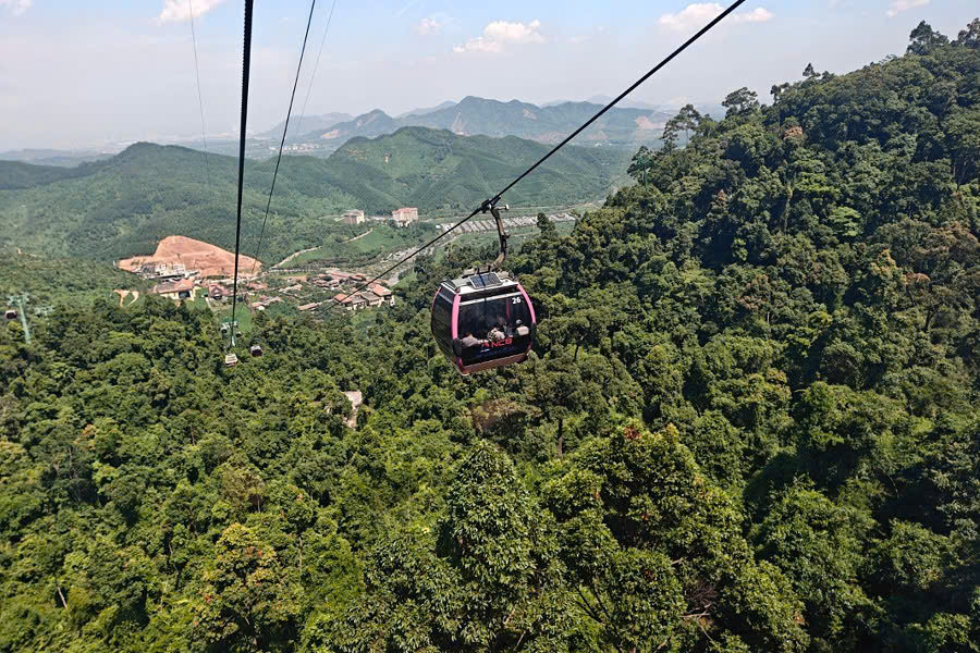 Ba Na Hills cable car and mountain views