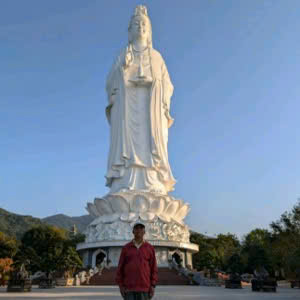 Guests posing in front of the Lady Buddha at Linh Ung Pagoda during a Private Da Nang City Tour from Da Nang or Hoi An.